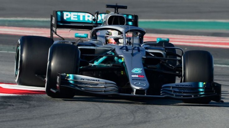 Hamilton vezeti a Mercedest