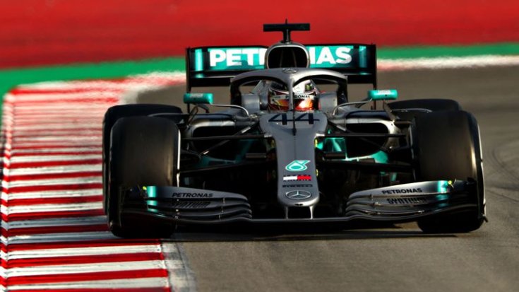 Hamilton a Mercedes F1 volánja mögött