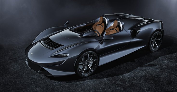 A McLaren Elva homogén háttér előtt