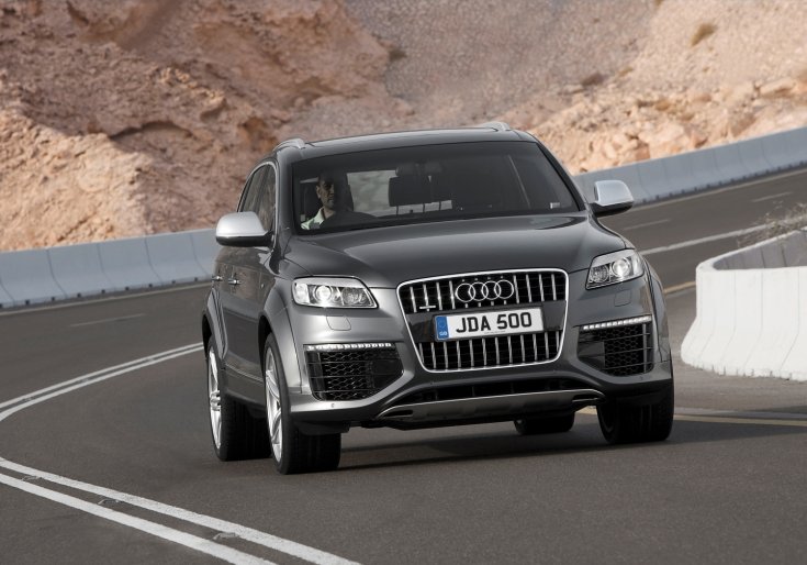 fotó egy szemből érkező szürke Audi Q7 V12 TDI SUV autóról