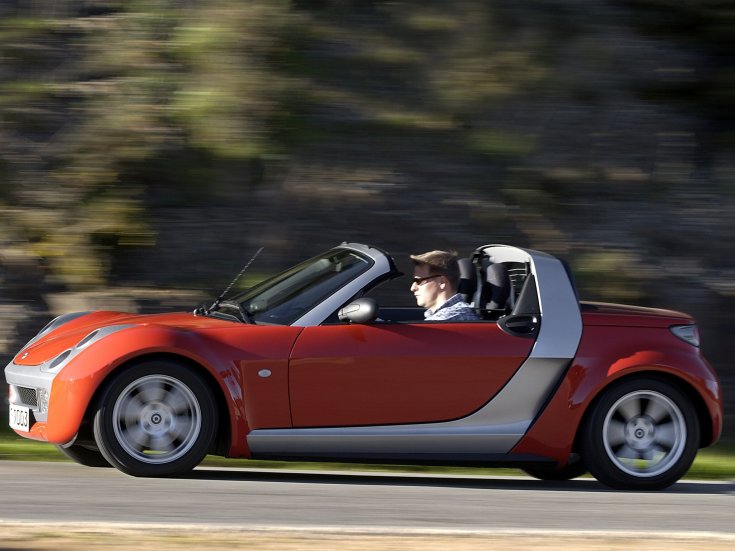 Smart Roadster oldalról menetközben