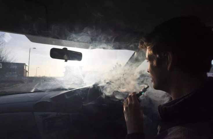 e-cigarettázó sofőr