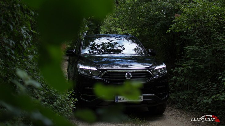 Ssangyong REXTON G4 erdőben fotózva