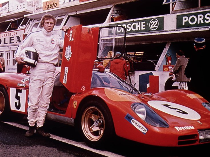 Steve McQueen egy hosszútávú versenyen egy versenyautó mellett