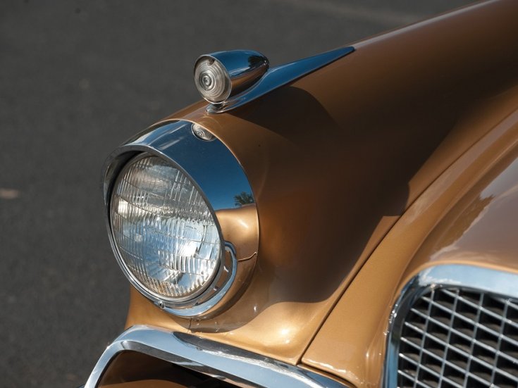 1957 Studebaker Silver Hawk, első lámpa, bézs, elölnézet, oldalról, RM Sotheby’s