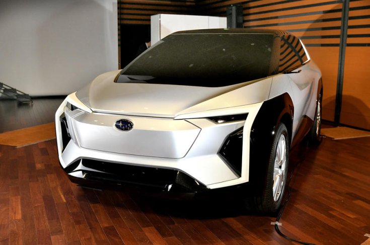 Subaru logóval ellátott elektromos koncepcióautó