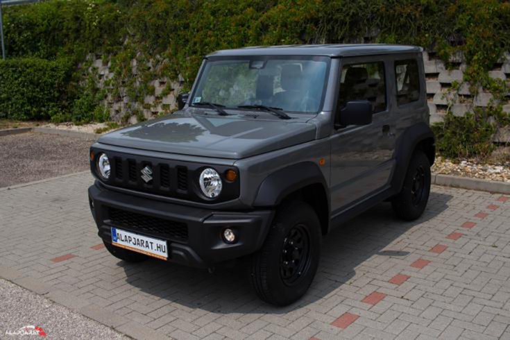 A Suzuki Jimny elölről negyvenötfokban
