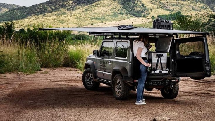 Suzuki Jimny nyitott tetősátorral és csomagtér ajtóval