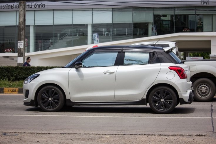 Suzuki Swift Sport fehér-fekete színben, oldalról