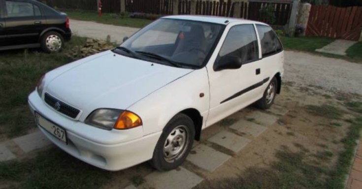 2001-es évjáratú fehér Suzuki Swift