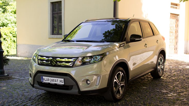 Suzuki Vitara álló helyzetben