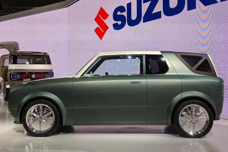 A Suzuki Waku SPO oldalról fotózva