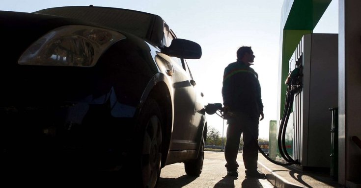 Üzemanyagot töltenek egy autóba