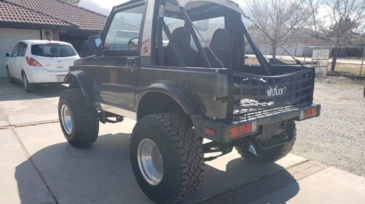 A Suzuki Samurai hátulról fotózva