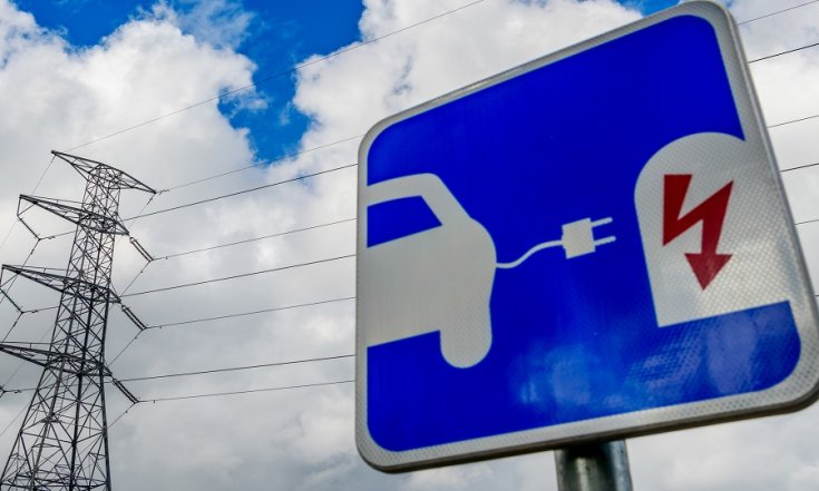elektromos autó töltési lehetőségét jelző tábla