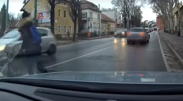 Elsőbbséget meg nem adó autós