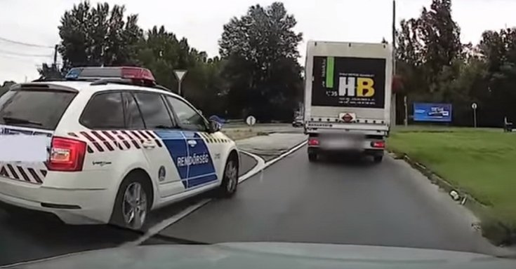 Fedélzeti kamera rögzítette a szabálytalanul közlekedő rendőr előzését