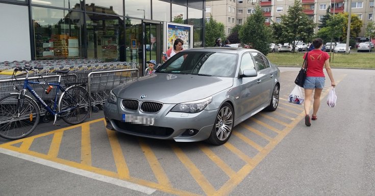 Szabálytalanul parkoló BMW a gazdagréti Aldi előtt