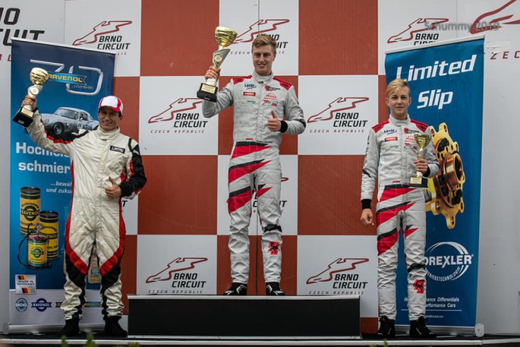 Szabó Nikolasz, a Gender Racing Team pilótája a dobogón