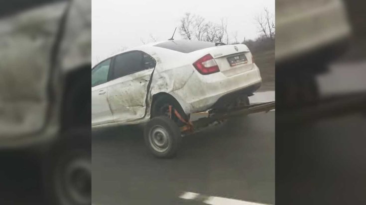 Szakadt Škoda közlekedik az oroszországi M4-es autópályán
