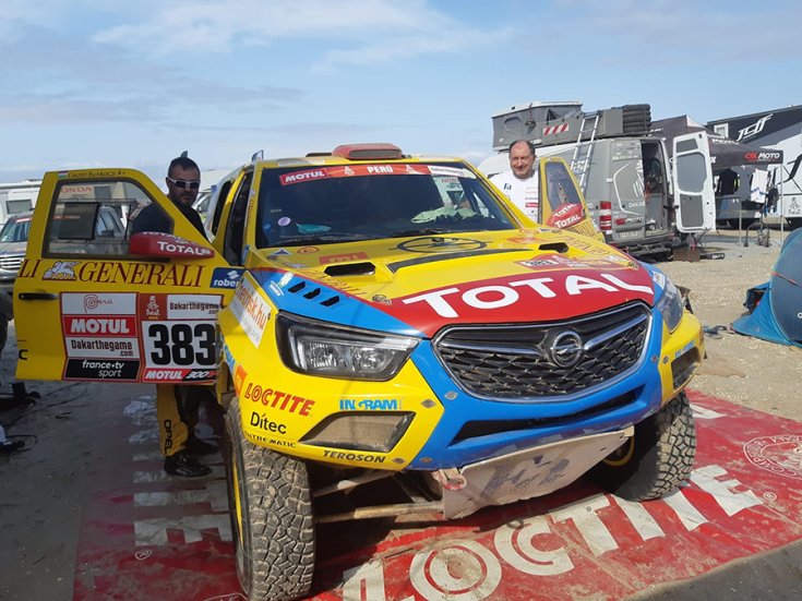 Az Opel Dakar Team párosa a depóban