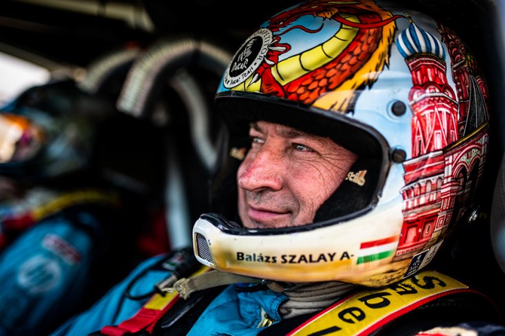 Szalay Balázs az autóban ülve közelről