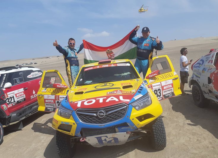 Opel Dakar Team párosa a célban