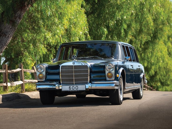 1963 Mercedes-Benz 600, W100 Großer Mercedes, kék hosszított limuzin, elölnézet, oldalról döntve, távolról fotózva