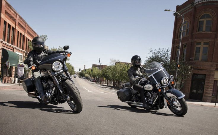 Harley motorok városi környezetben szemből