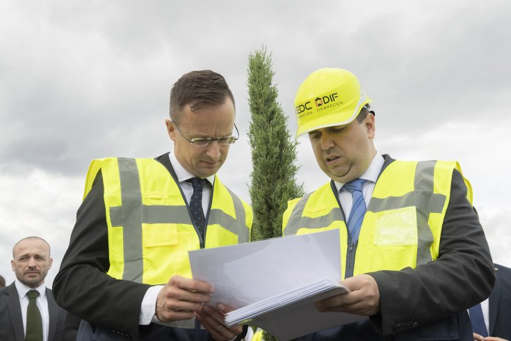 Szijjártó Péter szemrevételezi a debreceni BMW gyár előkészítését