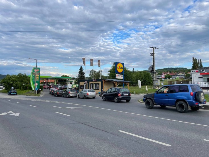 mol benzinkúton sorban álló szlovák rendszámos autók