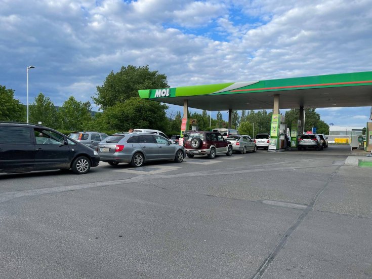 mol benzinkúton sorban álló szlovák rendszámos autók