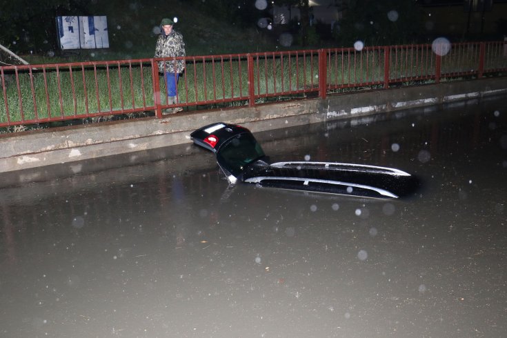 víz alá merült autó Szolnokon