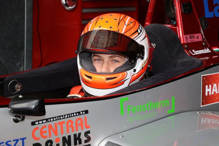 Szomszéd Lajos a Gender Racing Team autójában