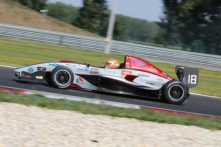 Szomszéd Lajos Balázs a Gender Racing Team autójában