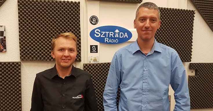 A Sztráda Rádió stúdiójában a műsorvezető mellett