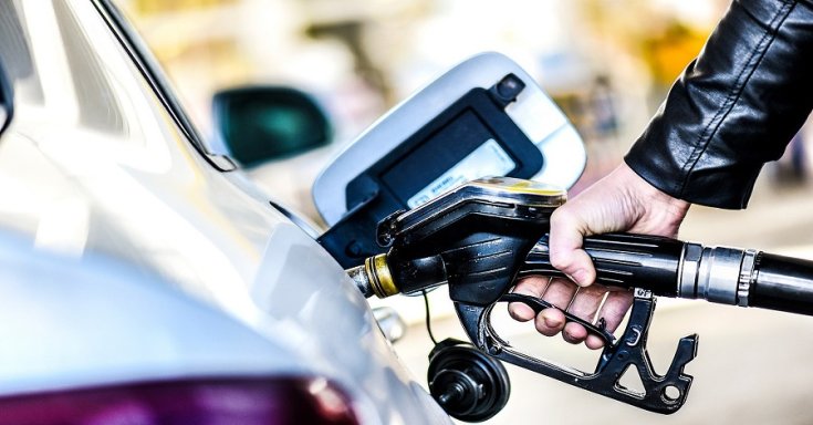 Üzemanyagot tölt a kocsijába egy sofőr