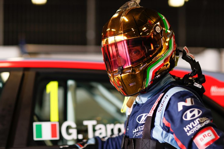 Gabriele Tarquini az autója mellett