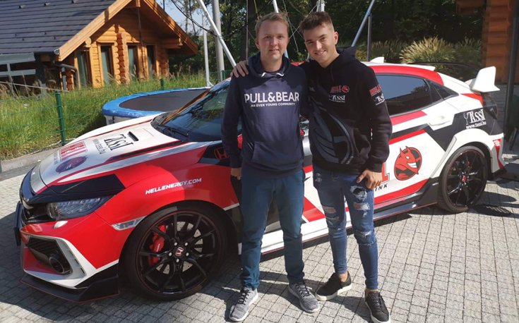 Tassi Attila és Háfra Zsolt a Honda Civic Type R mellett állva