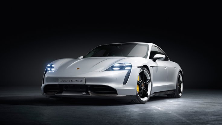 A Porsche Taycan Turbo S elölről fotózva