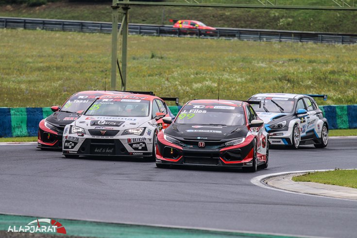TCR autók egy kanyarban, szemből fotózva