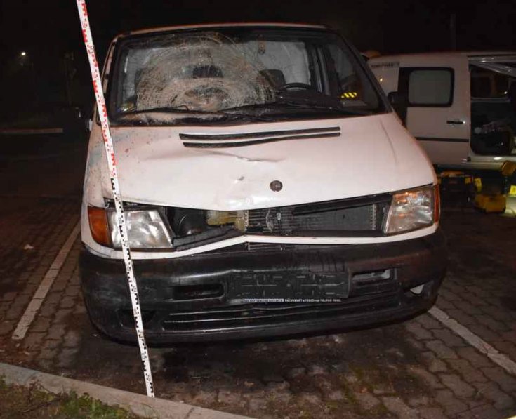 Teherautó betört szélvédővel