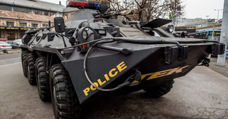 a Terrorelhárítási Központ egyik BTR–80 tankja