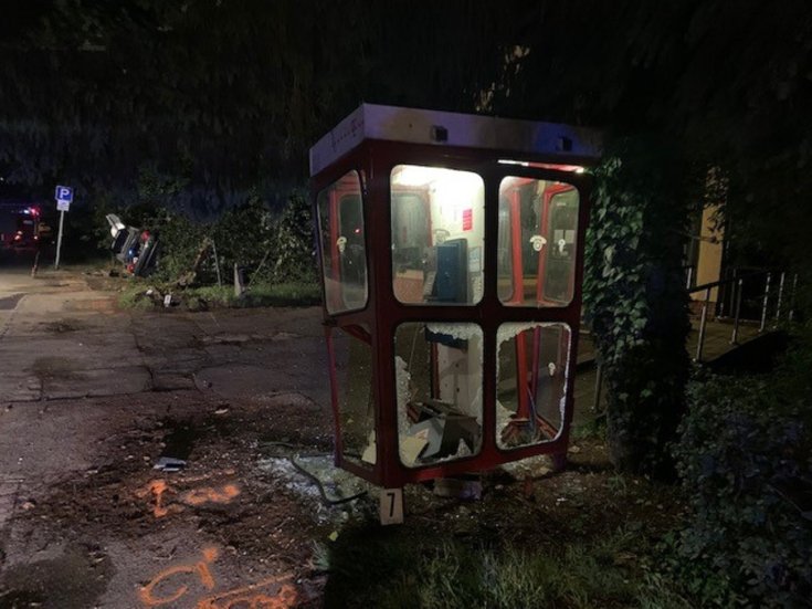 Megrongált telefonfülke