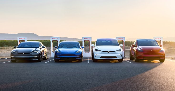 Tesla Model S, Model 3, Model X és Model Y egymás mellett