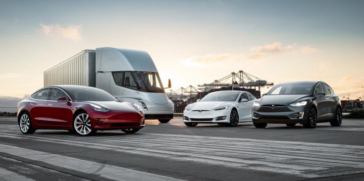 Tesla flotta: Model 3, Semi, Model S és Model X egymás mellett