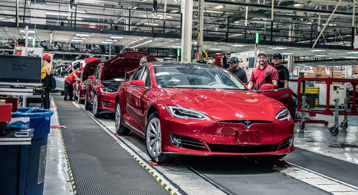 Tesla gyárban autók összeszerelése
