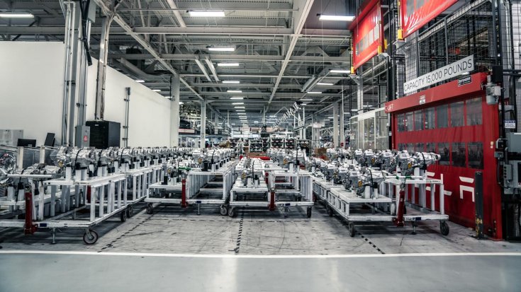 Tesla gyárban várakozó elektromotorok