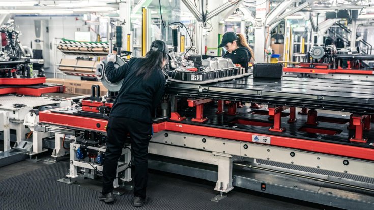 Tesla gyárban az akkukat szerelik össze a motorral
