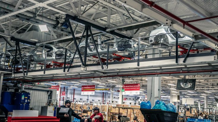 Tesla gyárban a Model 3 kasztnija